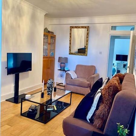 2 Bedroom Flat In Camberwell Green - Central Location With Excellent Connections To Tourist Attractions And Main London Airports ภายนอก รูปภาพ