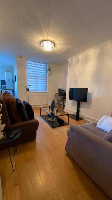 2 Bedroom Flat In Camberwell Green - Central Location With Excellent Connections To Tourist Attractions And Main London Airports ภายนอก รูปภาพ