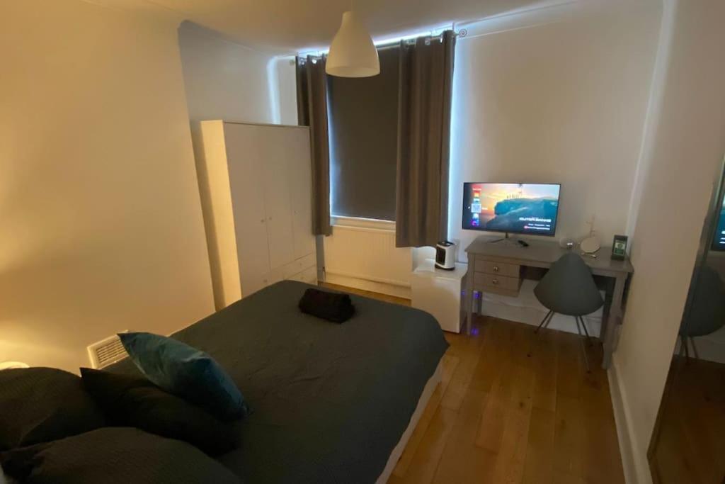2 Bedroom Flat In Camberwell Green - Central Location With Excellent Connections To Tourist Attractions And Main London Airports ภายนอก รูปภาพ