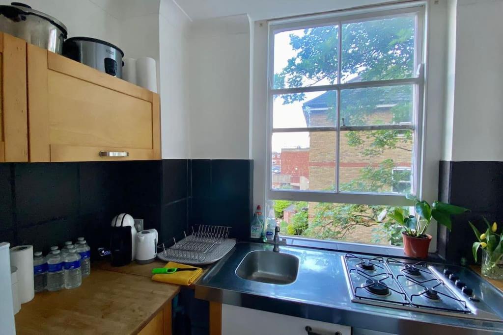 2 Bedroom Flat In Camberwell Green - Central Location With Excellent Connections To Tourist Attractions And Main London Airports ภายนอก รูปภาพ