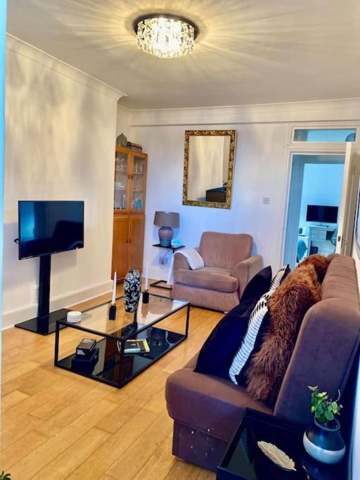 2 Bedroom Flat In Camberwell Green - Central Location With Excellent Connections To Tourist Attractions And Main London Airports ภายนอก รูปภาพ