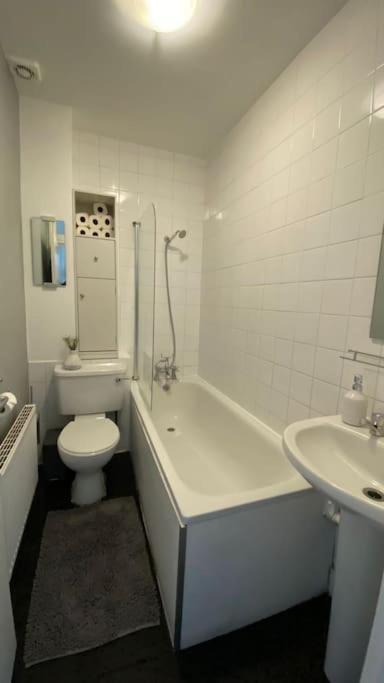 2 Bedroom Flat In Camberwell Green - Central Location With Excellent Connections To Tourist Attractions And Main London Airports ภายนอก รูปภาพ