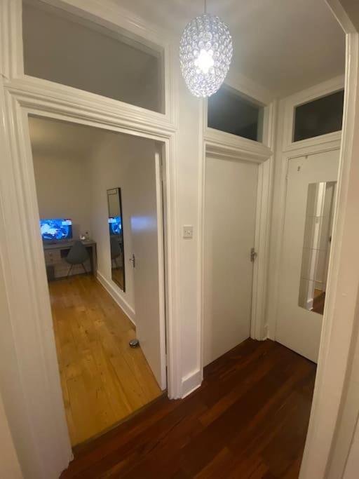 2 Bedroom Flat In Camberwell Green - Central Location With Excellent Connections To Tourist Attractions And Main London Airports ภายนอก รูปภาพ