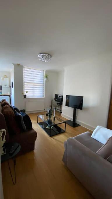 2 Bedroom Flat In Camberwell Green - Central Location With Excellent Connections To Tourist Attractions And Main London Airports ภายนอก รูปภาพ